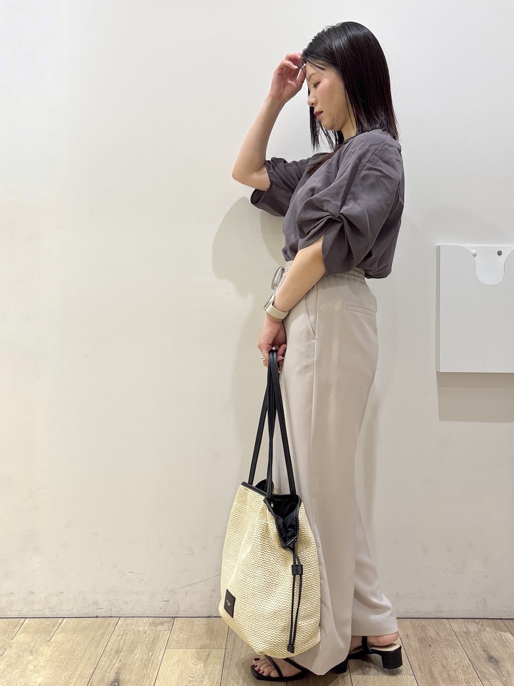 ブラウン系のシャツ/ブラウス、ベージュ系のその他パンツ、ホワイト系のトートバッグを着用したレディースの夏コーディネートの4枚目の写真