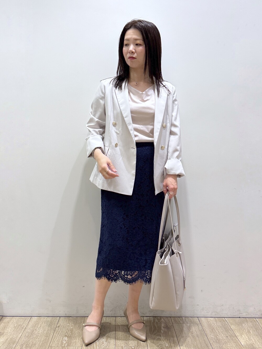 ベージュ系のテーラードジャケット、ベージュ系のTシャツ/カットソー、グレー系のトートバッグを着用したレディースの夏コーディネートの5枚目の写真