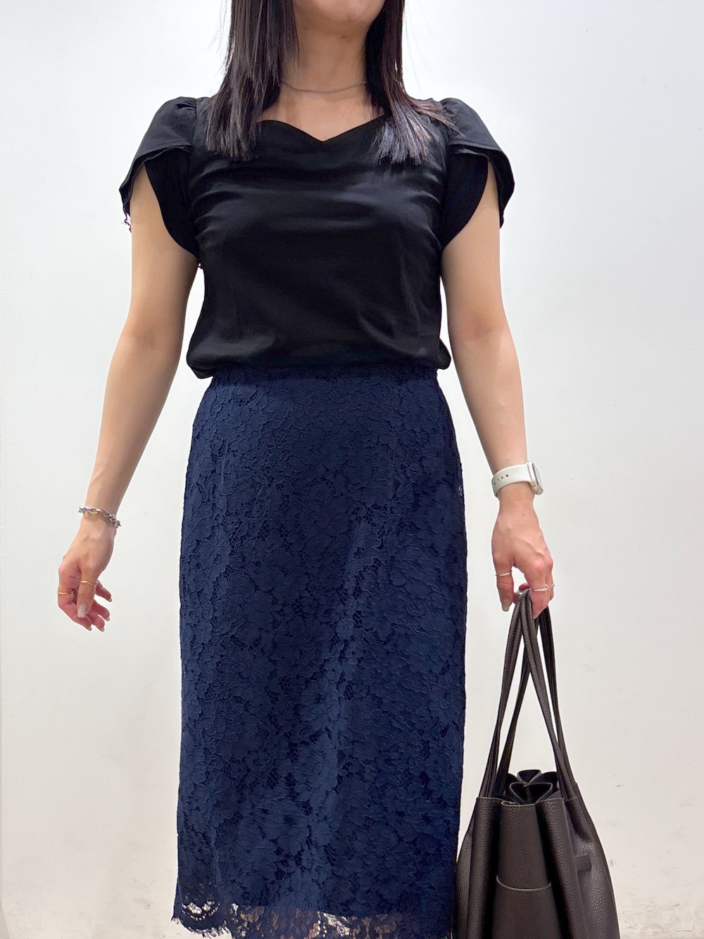 ブラック系のTシャツ/カットソー、その他のトートバッグ、レッド系のパンプスを着用したレディースの夏コーディネートの5枚目の写真