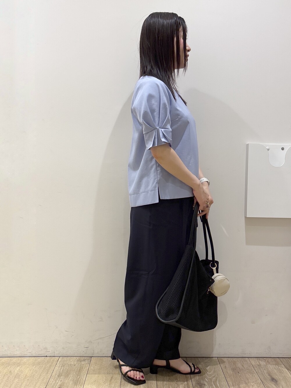 ブルー系のシャツ/ブラウス、ブルー系のその他パンツ、ブラック系のトートバッグを着用したレディースの夏コーディネートの5枚目の写真