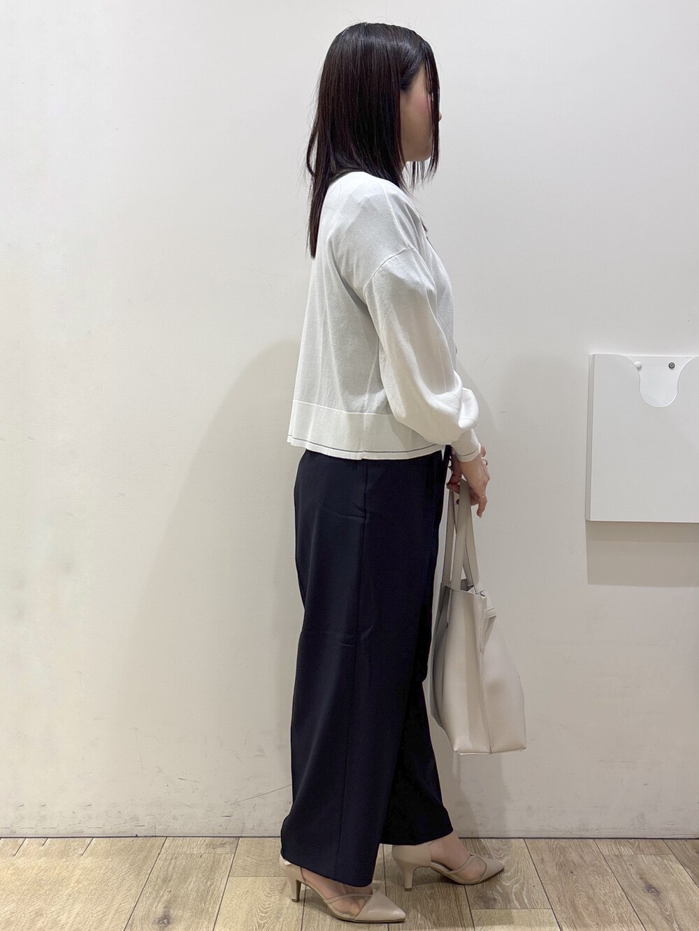 グレー系のTシャツ/カットソー、ブルー系のその他パンツ、グレー系のトートバッグを着用したレディースの夏コーディネートの2枚目の写真