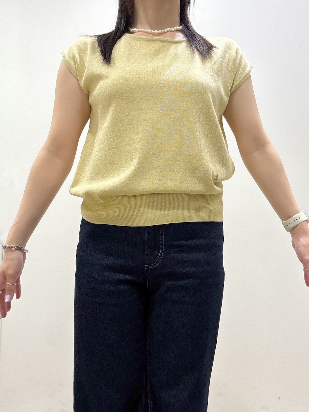 イエロー系のニット/セーター、ブルー系のその他パンツ、ホワイト系のトートバッグを着用したレディースの夏コーディネートの7枚目の写真