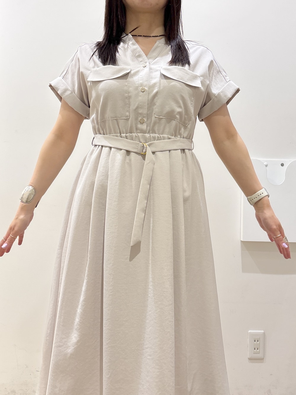 ベージュ系のワンピース、ベージュ系のトートバッグ、ベージュ系のパンプスを着用したレディースの夏コーディネートの6枚目の写真