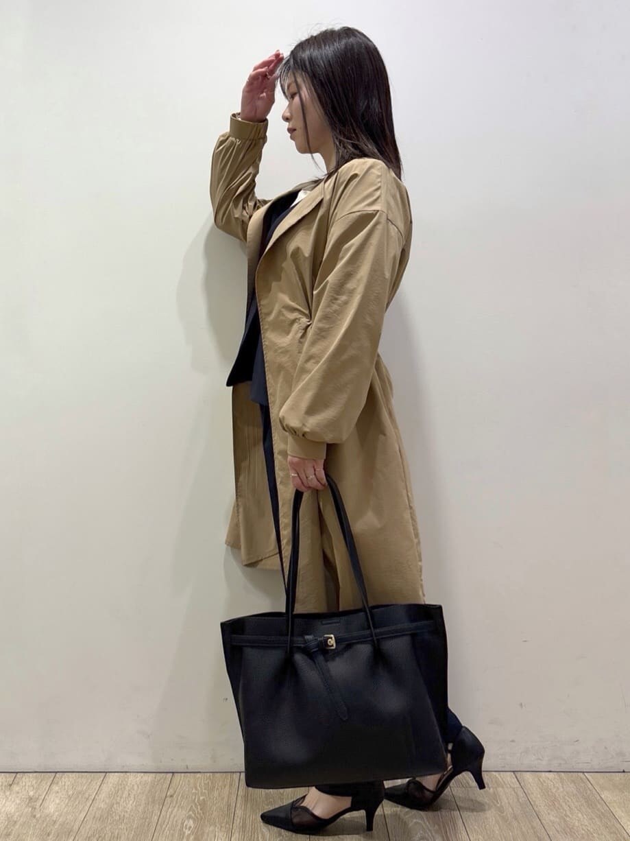 ブルー系のノーカラージャケット、ホワイト系のニット/セーター、ブルー系のその他パンツを着用したレディースの春コーディネートの5枚目の写真