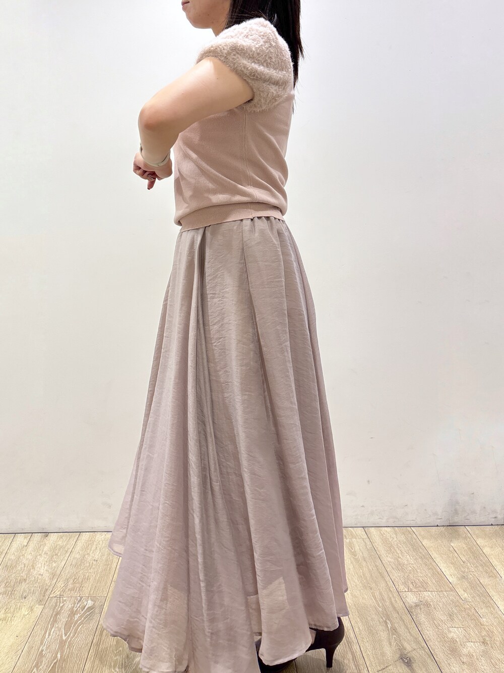 レッド系のトートバッグ、レッド系のパンプスを着用したレディースの夏コーディネートの9枚目の写真