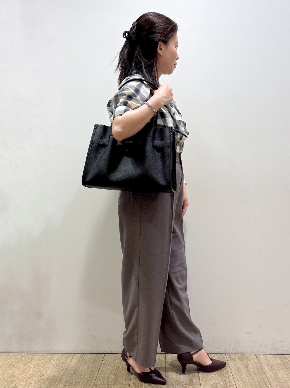 ホワイト系のシャツ/ブラウス、ブラウン系のその他パンツ、ブラック系のトートバッグを着用したレディースの夏コーディネートの6枚目の写真
