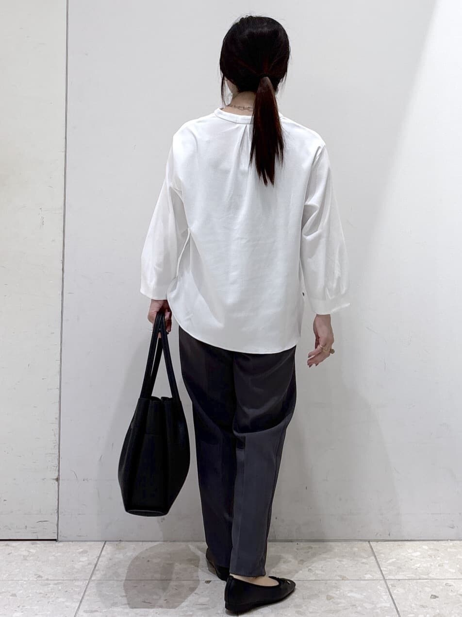 ブラウン系のカーディガン/ボレロ、ホワイト系のTシャツ/カットソー、グレー系のその他パンツを着用したレディースの秋コーディネートの8枚目の写真