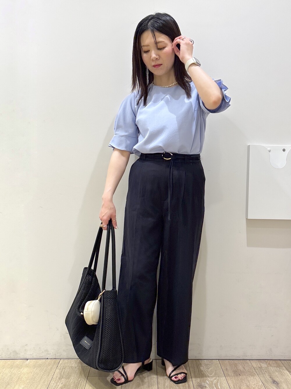 ブルー系のシャツ/ブラウス、ブルー系のその他パンツ、ブラック系のトートバッグを着用したレディースの夏コーディネートの5枚目の写真