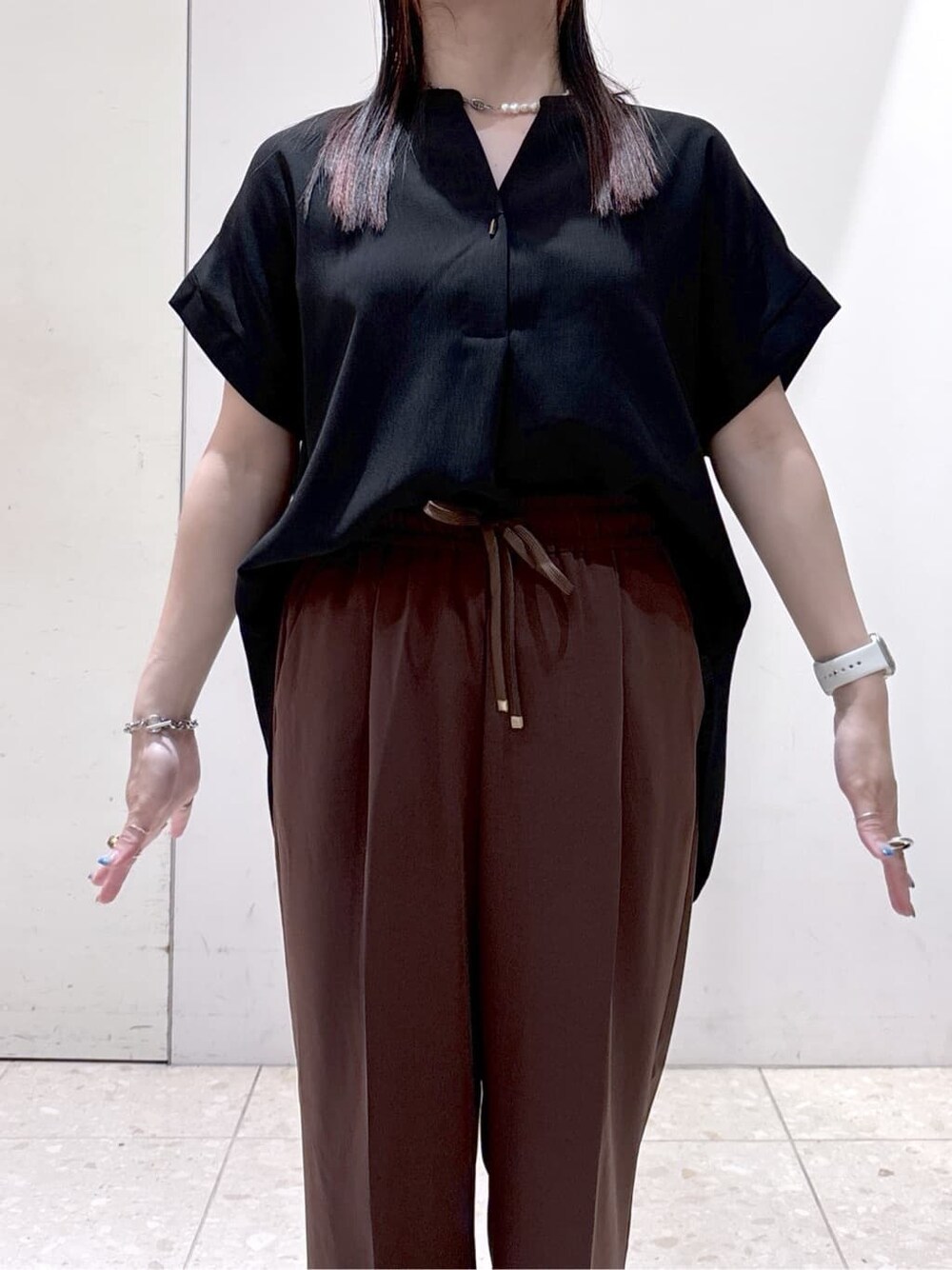 ブラック系のシャツ/ブラウス、ブラウン系のその他パンツ、ブラック系のトートバッグを着用したレディースの夏コーディネートの5枚目の写真