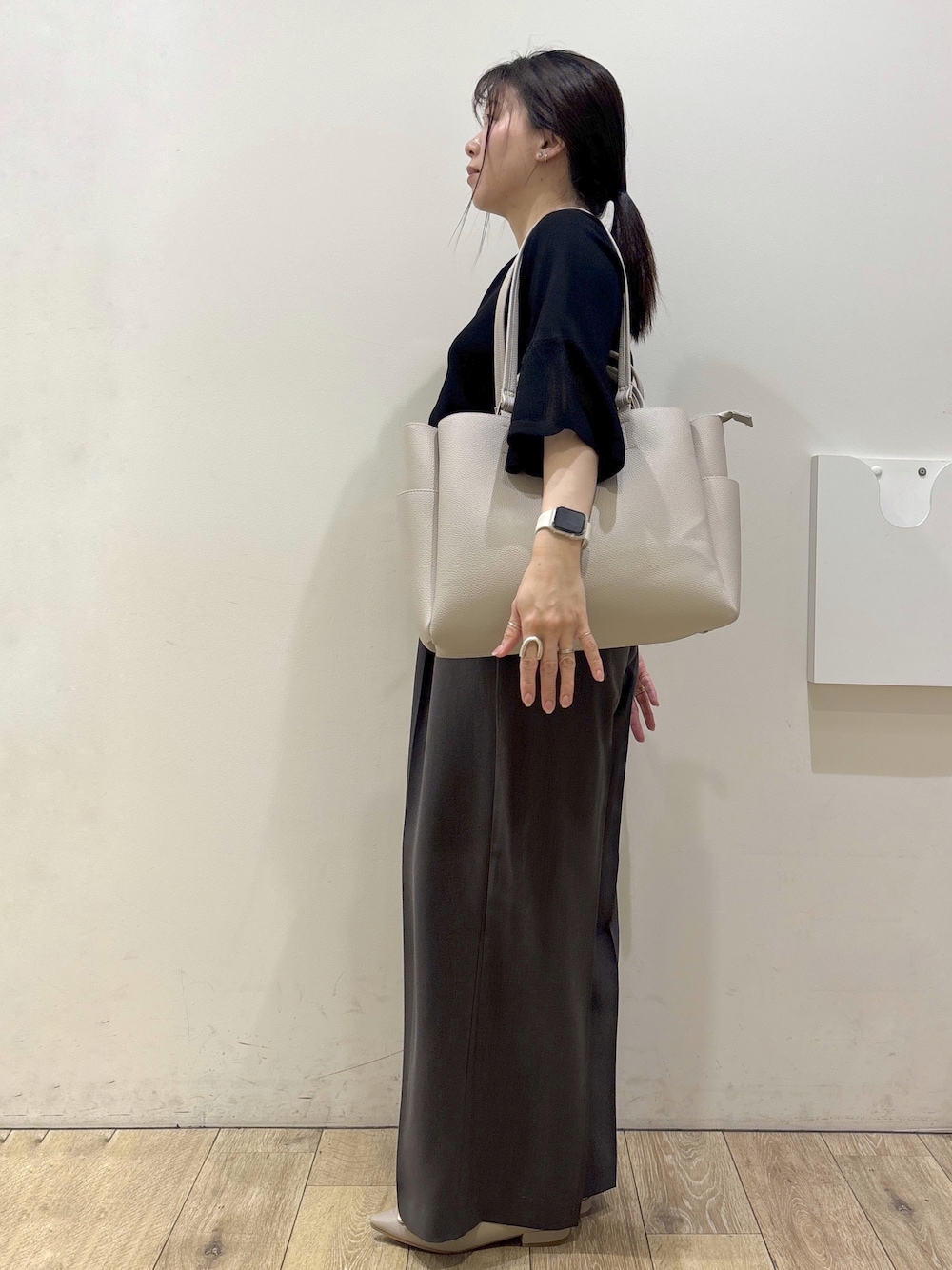 ベージュ系のパンプス、グレー系のカーディガン/ボレロ、ベージュ系のトートバッグを着用したレディースの春コーディネートの4枚目の写真