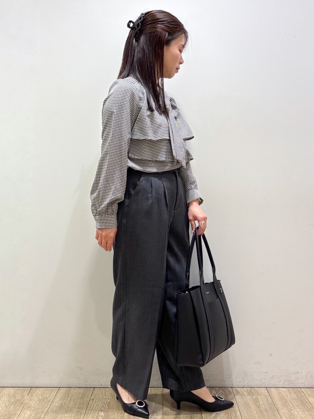 ブラック系のシャツ/ブラウス、グレー系のその他パンツ、ブラック系のトートバッグを着用したレディースの秋コーディネートの2枚目の写真