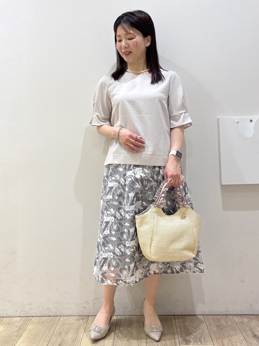 ベージュ系のパンプス、ベージュ系のトートバッグ、ベージュ系のシャツ/ブラウスを着用したレディースの春コーディネートの6枚目の写真