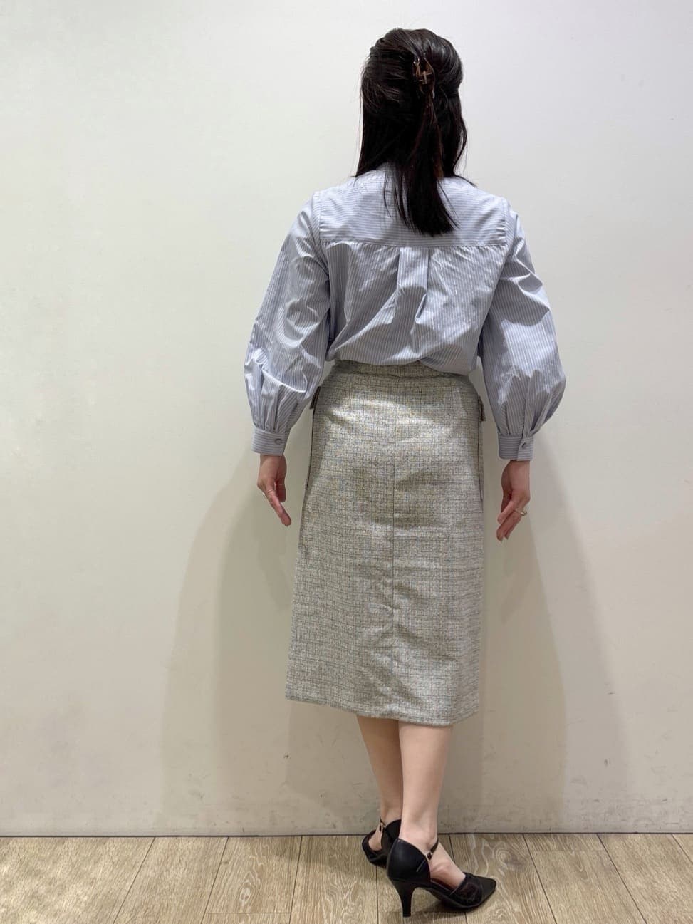 ベージュ系のトレンチコート、ブラック系のパンプス、ベージュ系のスカートを着用したレディースの春コーディネートの7枚目の写真