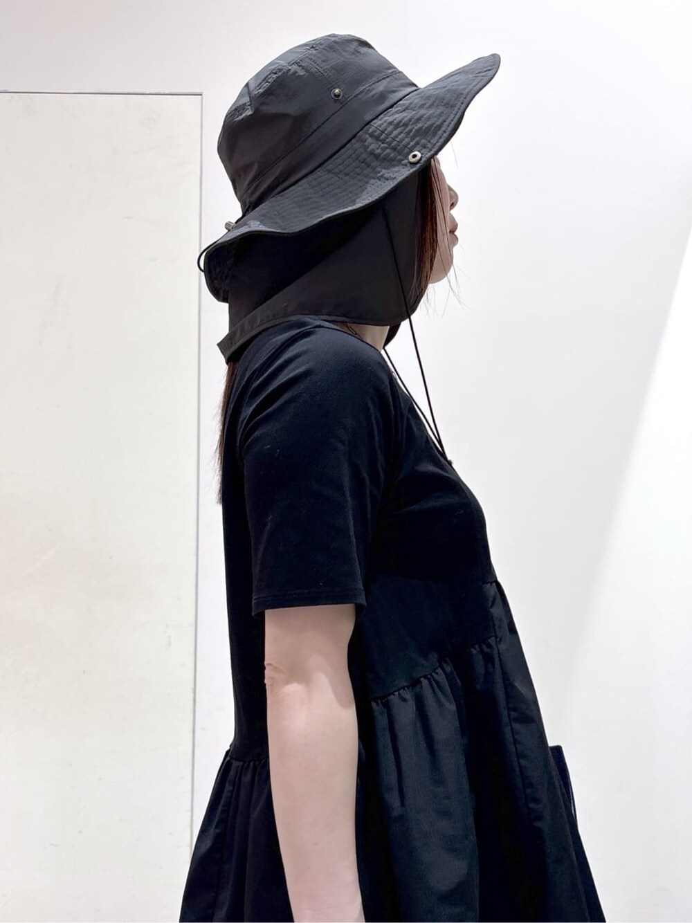 ブラック系のTシャツ/カットソー、ブルー系のその他パンツ、ブルー系のショルダーバッグを着用したレディースの夏コーディネートの9枚目の写真