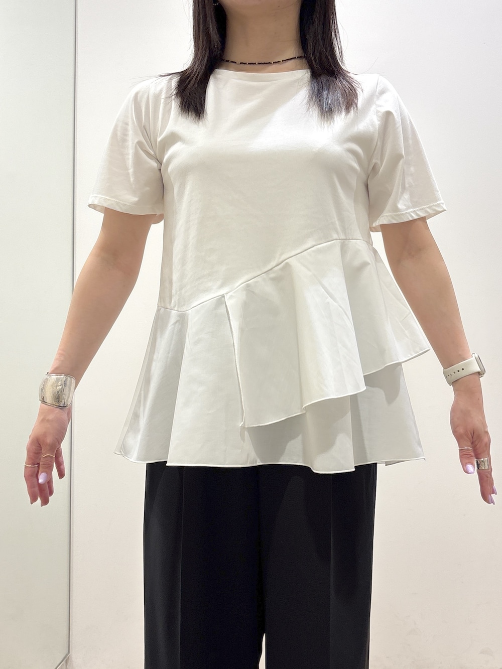 ホワイト系のTシャツ/カットソー、ブラック系のその他パンツ、ベージュ系のトートバッグを着用したレディースの夏コーディネートの5枚目の写真