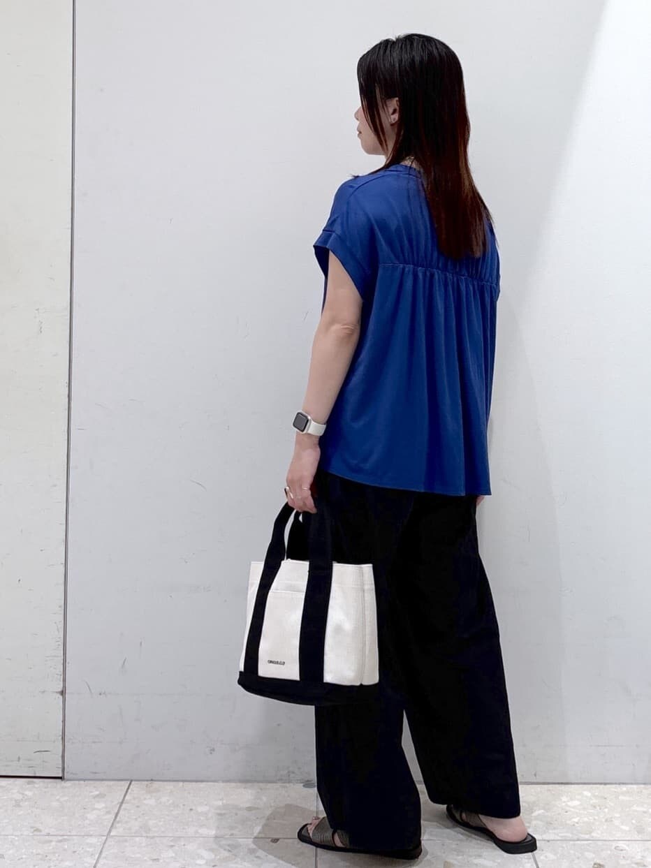 ブルー系のTシャツ/カットソー、ホワイト系のタンクトップ、ブラック系のその他パンツを着用したレディースの夏コーディネートの4枚目の写真