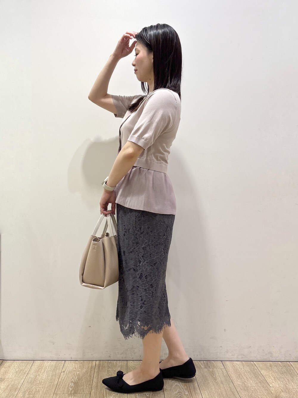 ベージュ系のカーディガン/ボレロ、グレー系のスカート、ベージュ系のトートバッグを着用したレディースの夏コーディネートの4枚目の写真