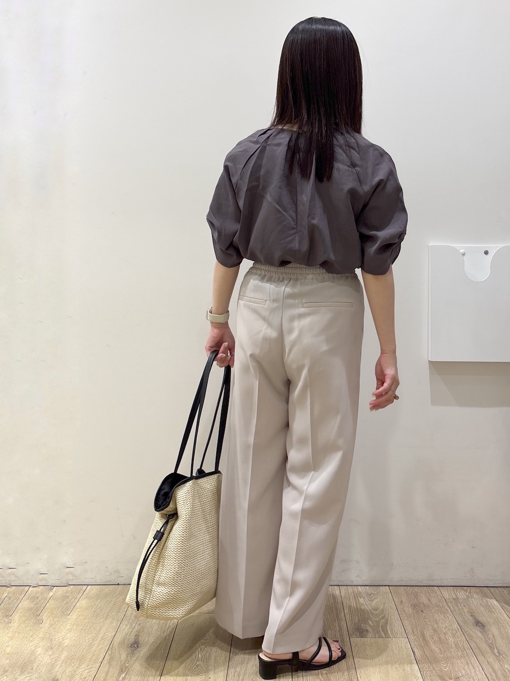 ブラウン系のシャツ/ブラウス、ベージュ系のその他パンツ、ホワイト系のトートバッグを着用したレディースの夏コーディネートの3枚目の写真