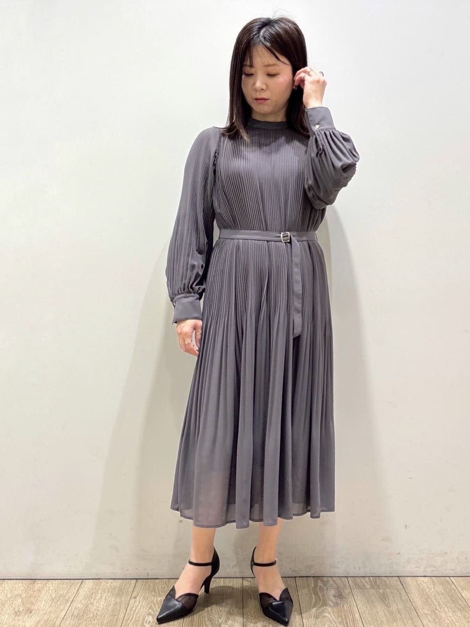 ブルー系のトレンチコート、ブラック系のトートバッグ、レッド系のスカートを着用したレディースの春コーディネートの6枚目の写真