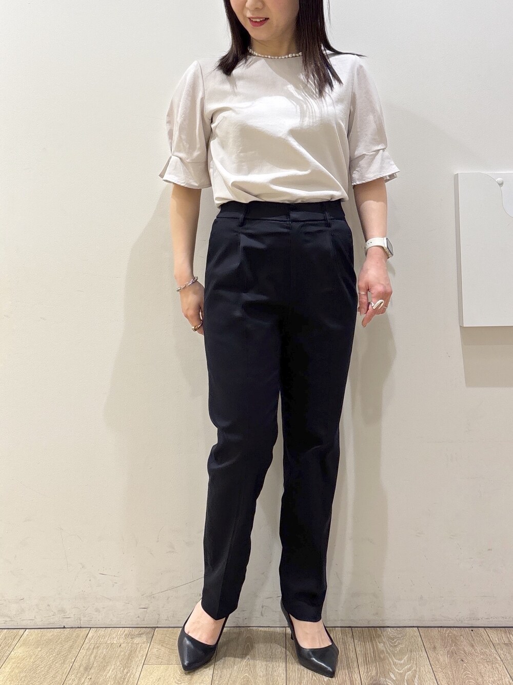 ブラック系のパンプス、グレー系のトートバッグ、ブルー系のその他パンツを着用したレディースの春コーディネートの9枚目の写真