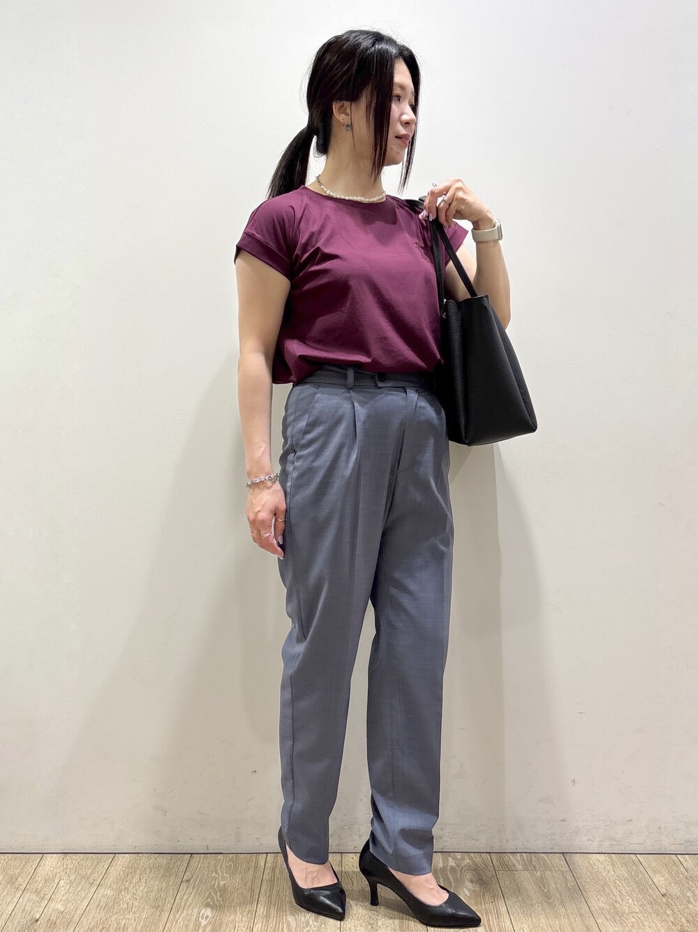 レッド系のTシャツ/カットソー、グレー系のその他パンツ、ブラック系のトートバッグを着用したレディースの夏コーディネートの5枚目の写真