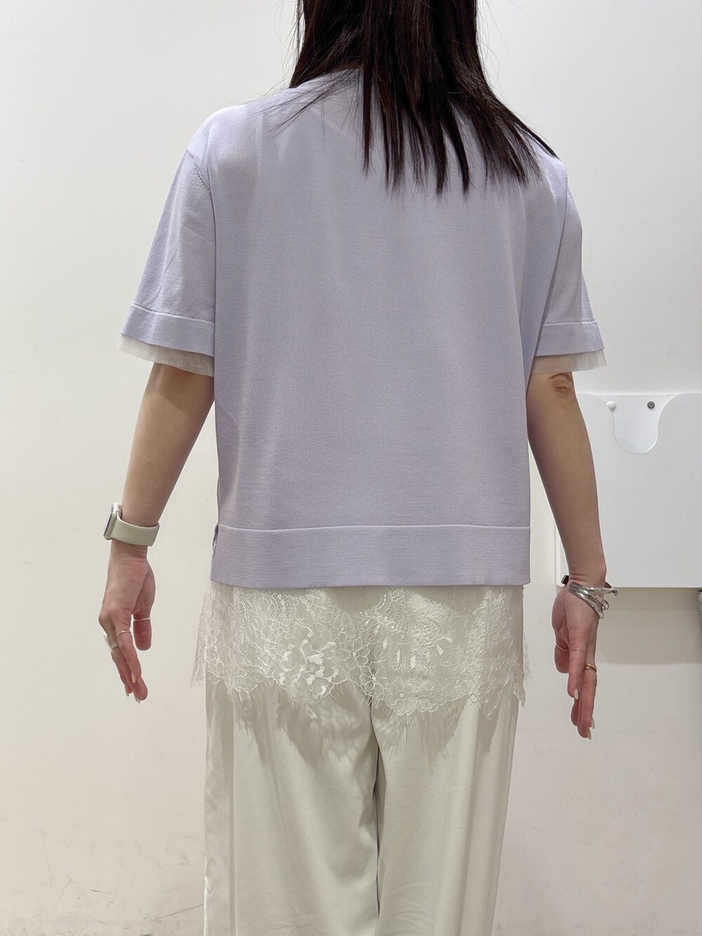 パープル系のニット/セーター、ホワイト系のタンクトップ、ホワイト系のその他パンツを着用したレディースの夏コーディネートの10枚目の写真