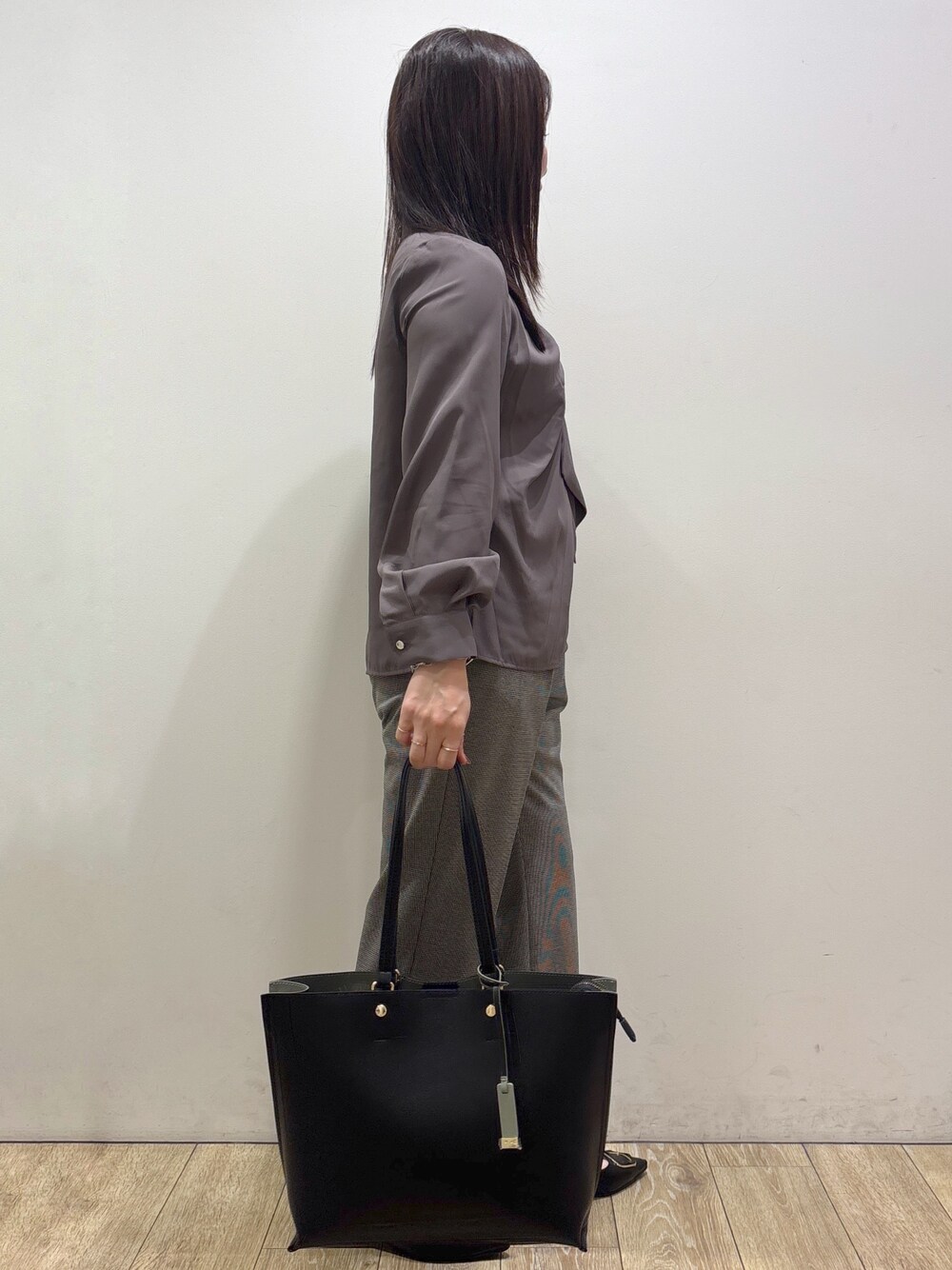 ブラウン系のシャツ/ブラウス、ブラック系のその他パンツ、ブラック系のトートバッグを着用したレディースの秋コーディネートの2枚目の写真