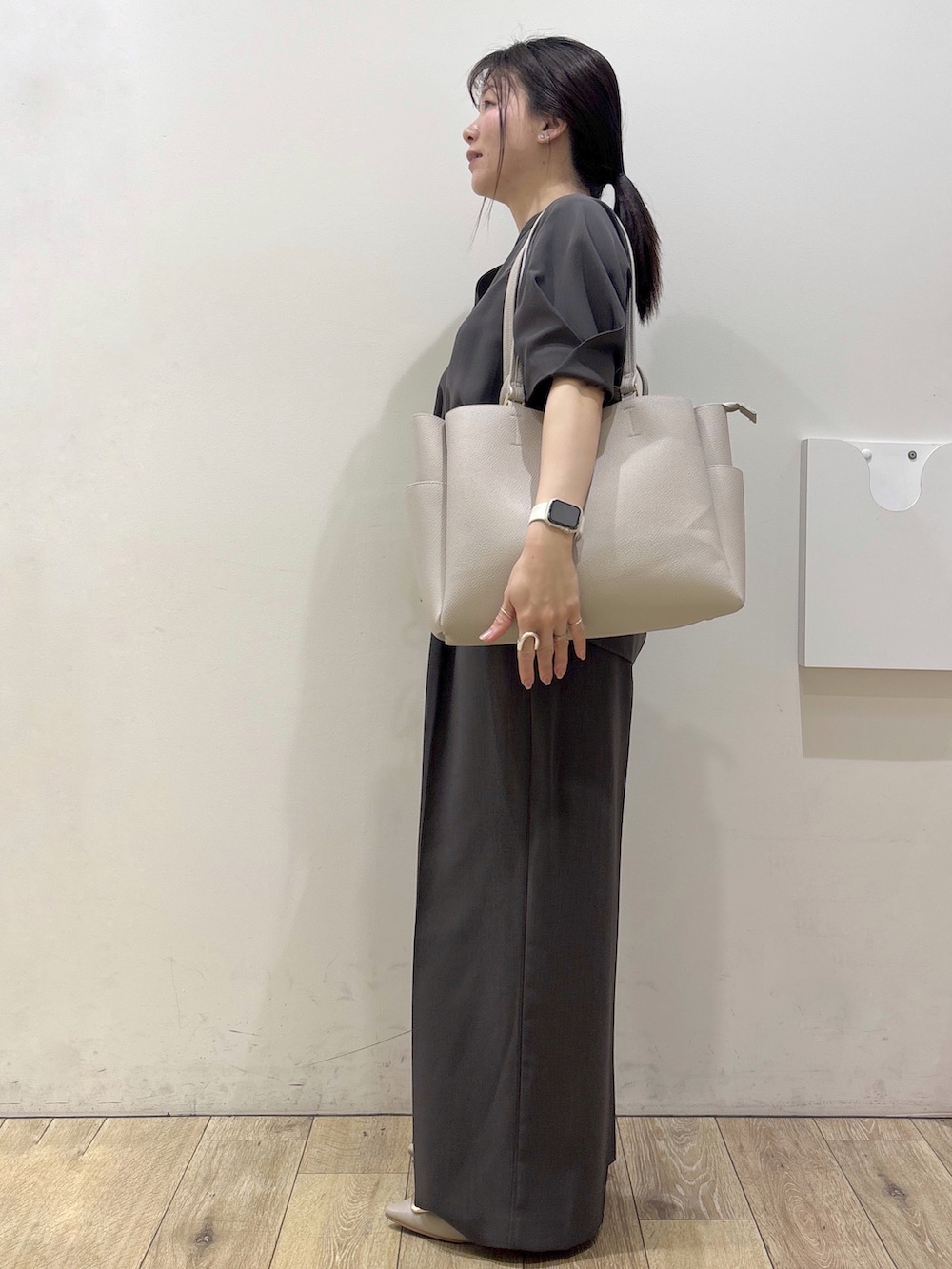 ベージュ系のパンプス、グレー系のカーディガン/ボレロ、ベージュ系のトートバッグを着用したレディースの春コーディネートの8枚目の写真