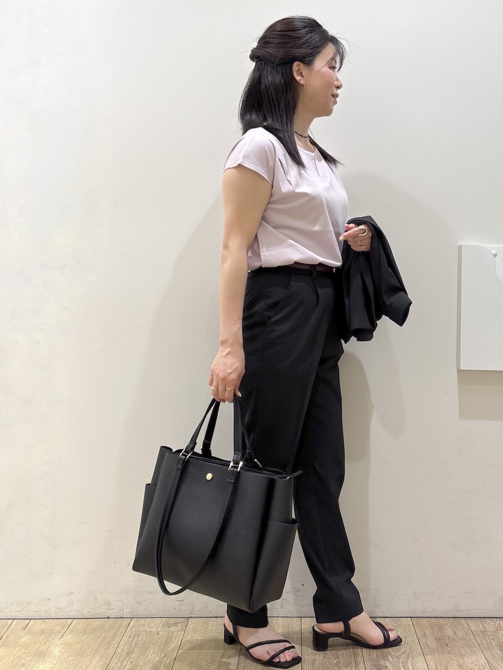 ブラック系のテーラードジャケット、ピンク系のTシャツ/カットソー、ブラック系のその他パンツを着用したレディースの春コーディネートの7枚目の写真