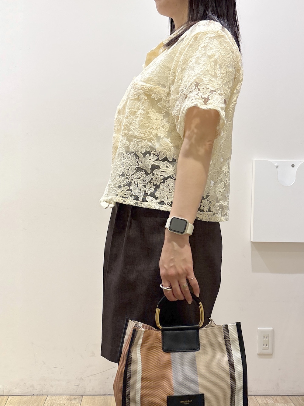 ホワイト系のTシャツ/カットソー、ブラウン系のその他パンツ、ブラック系のトートバッグを着用したレディースの夏コーディネートの8枚目の写真