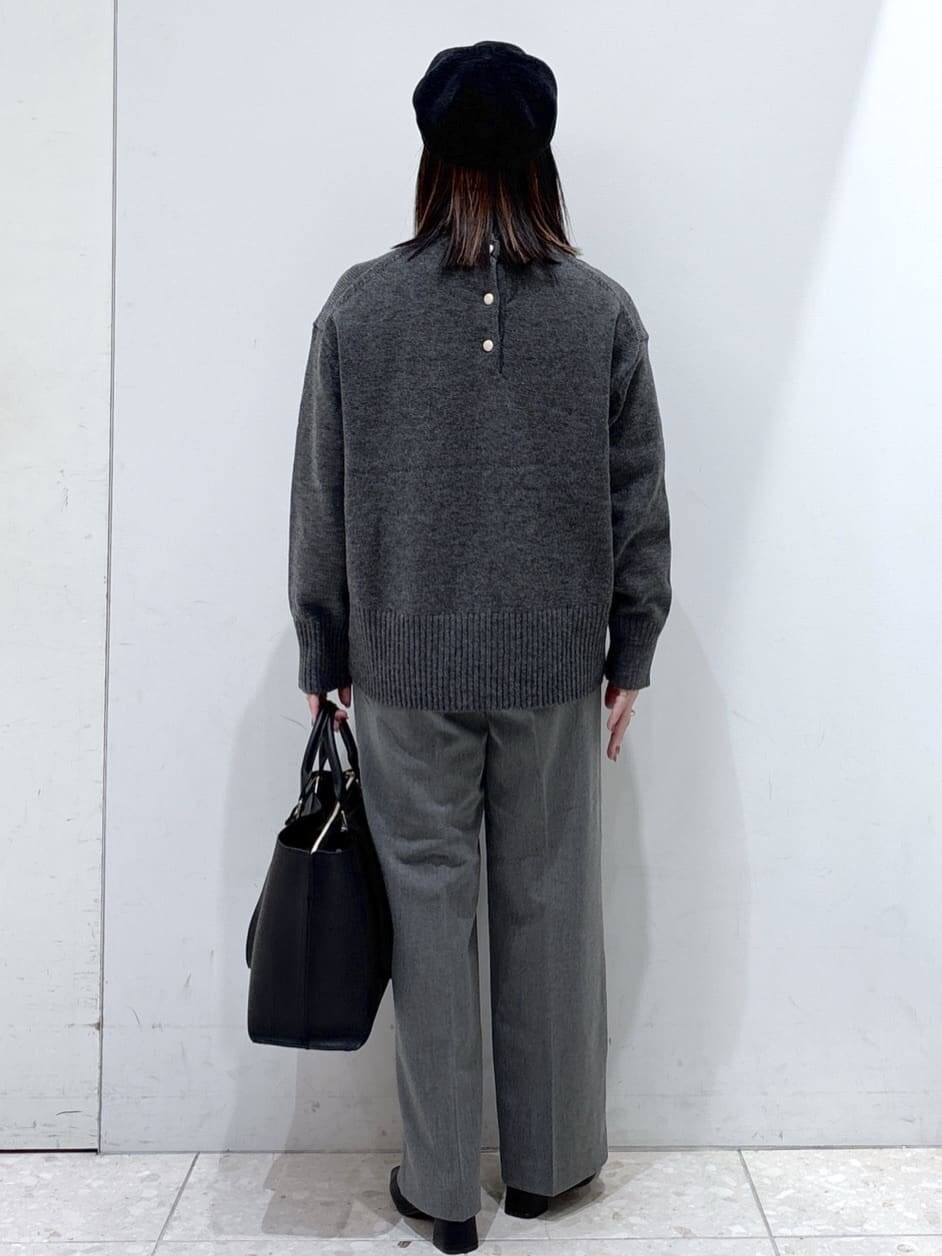 ベージュ系のピーコート、グレー系のニット/セーター、ホワイト系のTシャツ/カットソーを着用したレディースの冬コーディネートの7枚目の写真