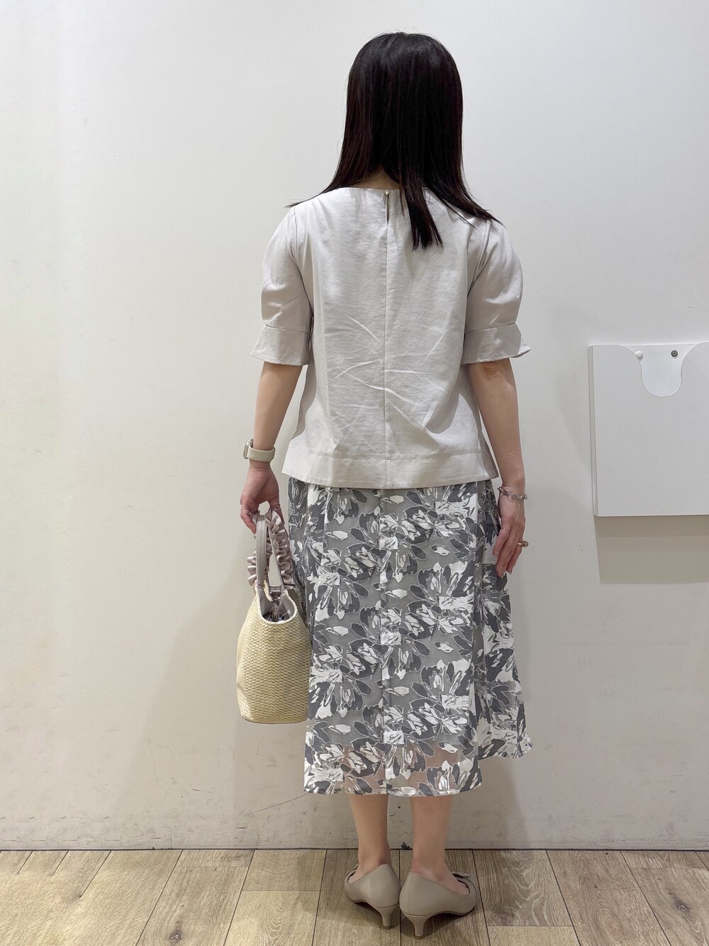 ベージュ系のパンプス、ベージュ系のトートバッグ、ベージュ系のシャツ/ブラウスを着用したレディースの春コーディネートの8枚目の写真