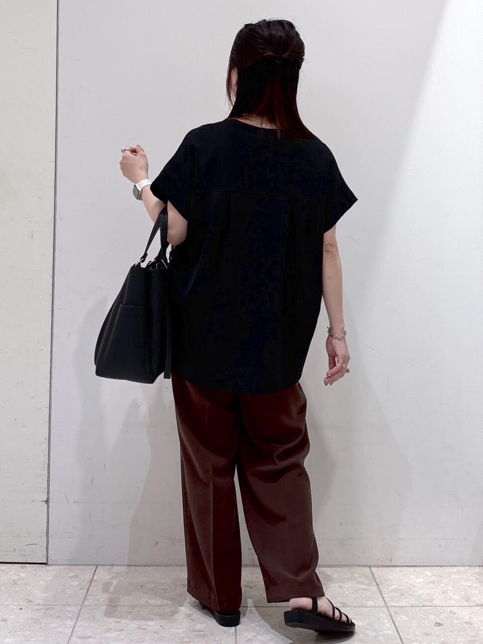 ブラック系のシャツ/ブラウス、ブラウン系のその他パンツ、ブラック系のトートバッグを着用したレディースの夏コーディネートの3枚目の写真