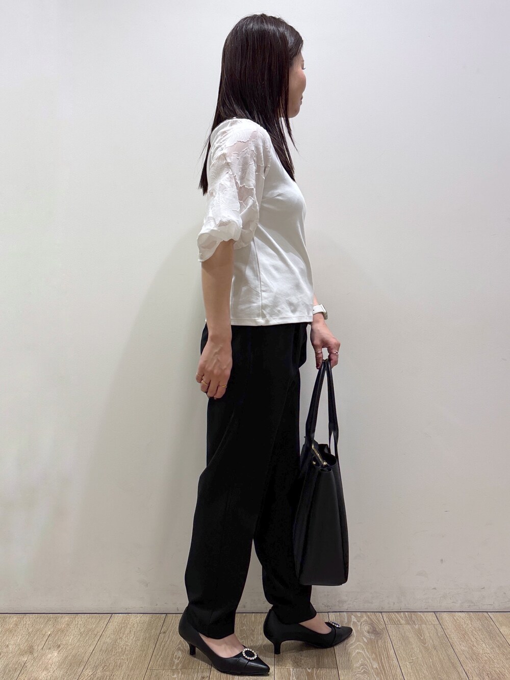 ホワイト系のTシャツ/カットソー、ブラック系のその他パンツ、ブラック系のトートバッグを着用したレディースの秋コーディネートの2枚目の写真