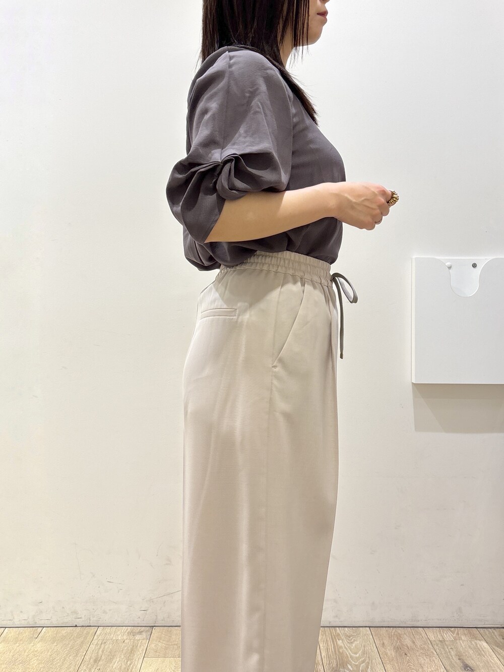 ブラウン系のシャツ/ブラウス、ベージュ系のその他パンツ、ホワイト系のトートバッグを着用したレディースの夏コーディネートの6枚目の写真