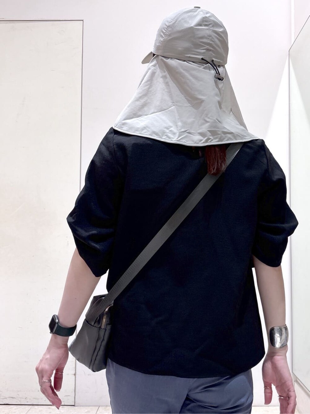 ブラック系のシャツ/ブラウス、ブルー系のその他パンツ、グレー系のショルダーバッグを着用したレディースの夏コーディネートの10枚目の写真