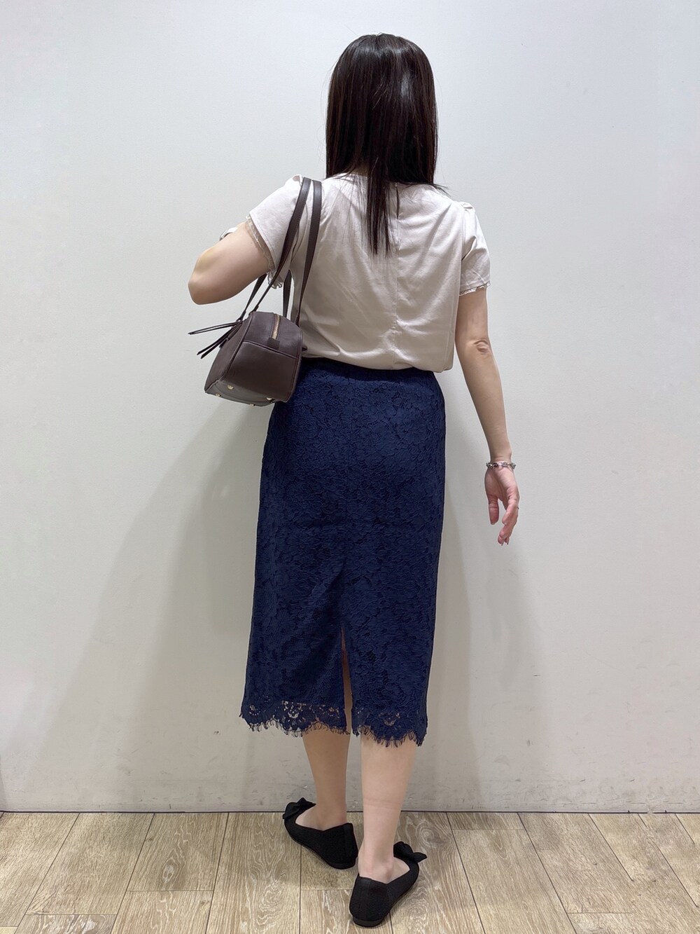 ベージュ系のTシャツ/カットソー、レッド系のボストンバッグ、ブラック系のその他シューズを着用したレディースの夏コーディネートの4枚目の写真