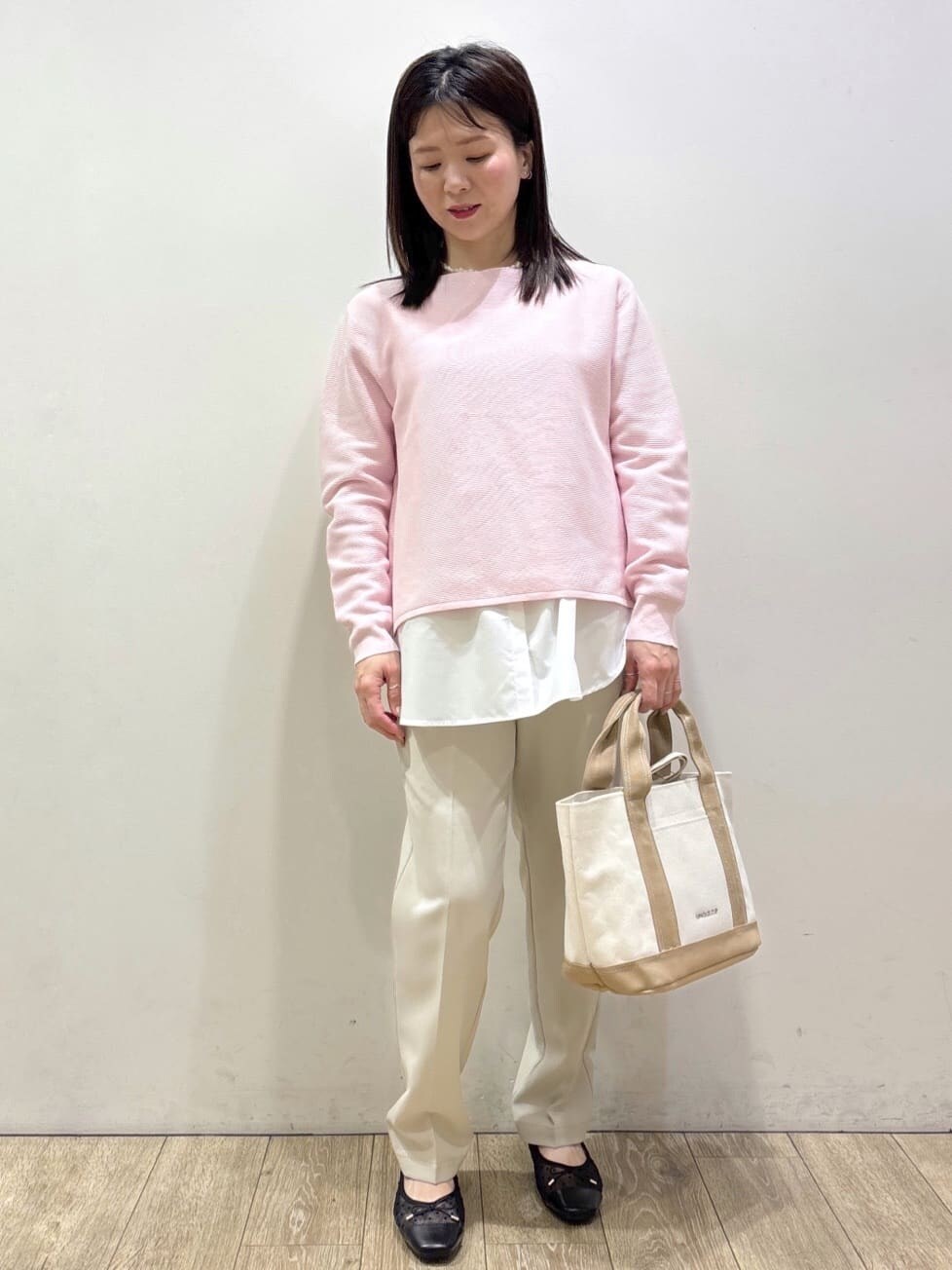 ブラック系のパンプス、ピンク系のニット/セーター、イエロー系のTシャツ/カットソーを着用したレディースの春コーディネートの6枚目の写真