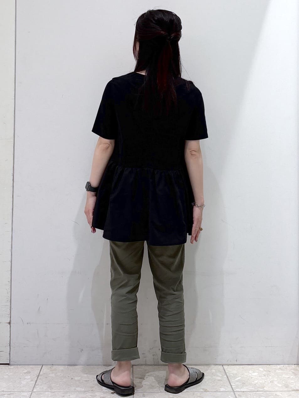 ブラック系のTシャツ/カットソー、ホワイト系のカーディガン/ボレロ、グリーン系のその他パンツを着用したレディースの春コーディネートの6枚目の写真