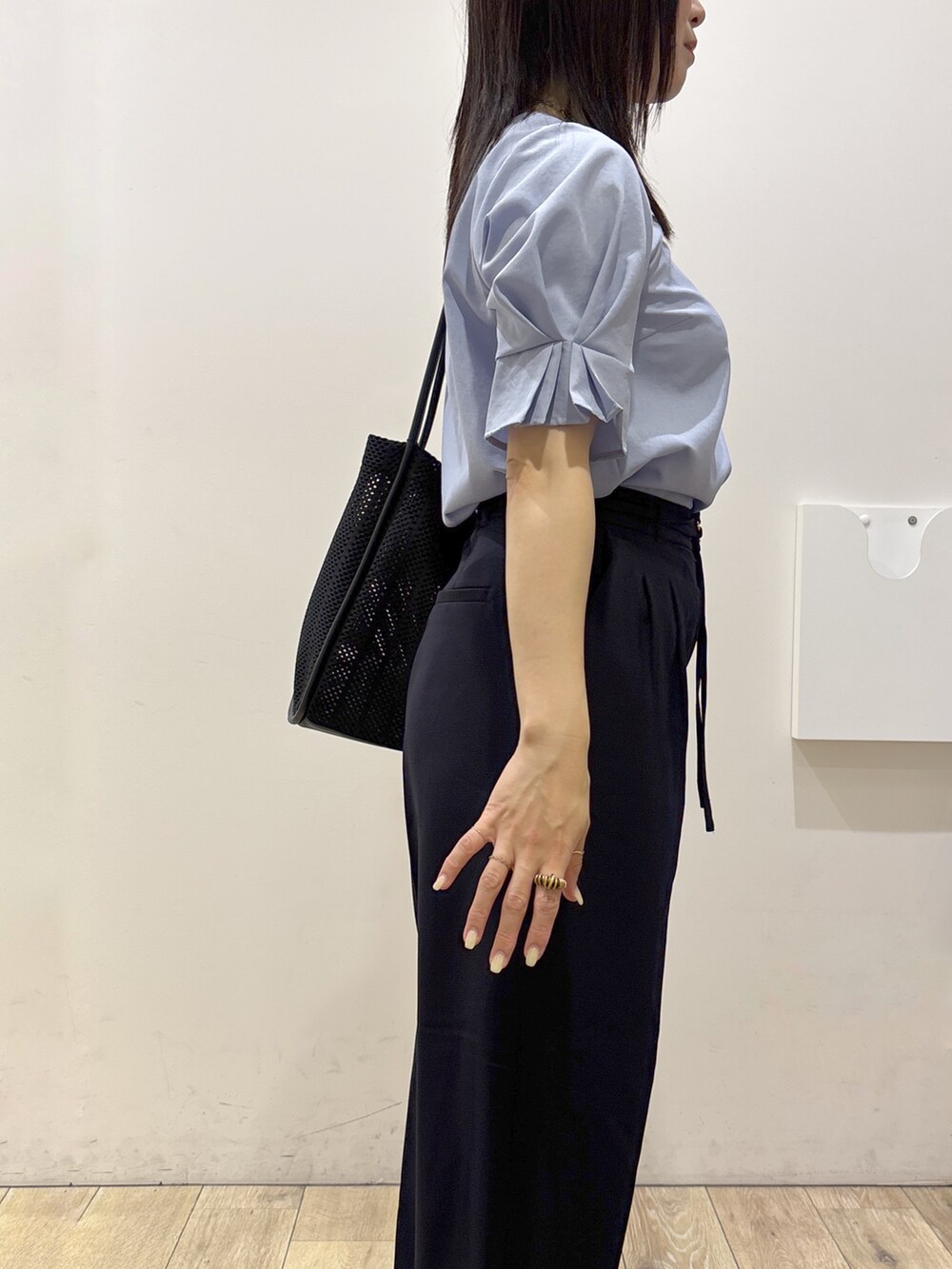ブルー系のシャツ/ブラウス、ブルー系のその他パンツ、ブラック系のトートバッグを着用したレディースの夏コーディネートの7枚目の写真
