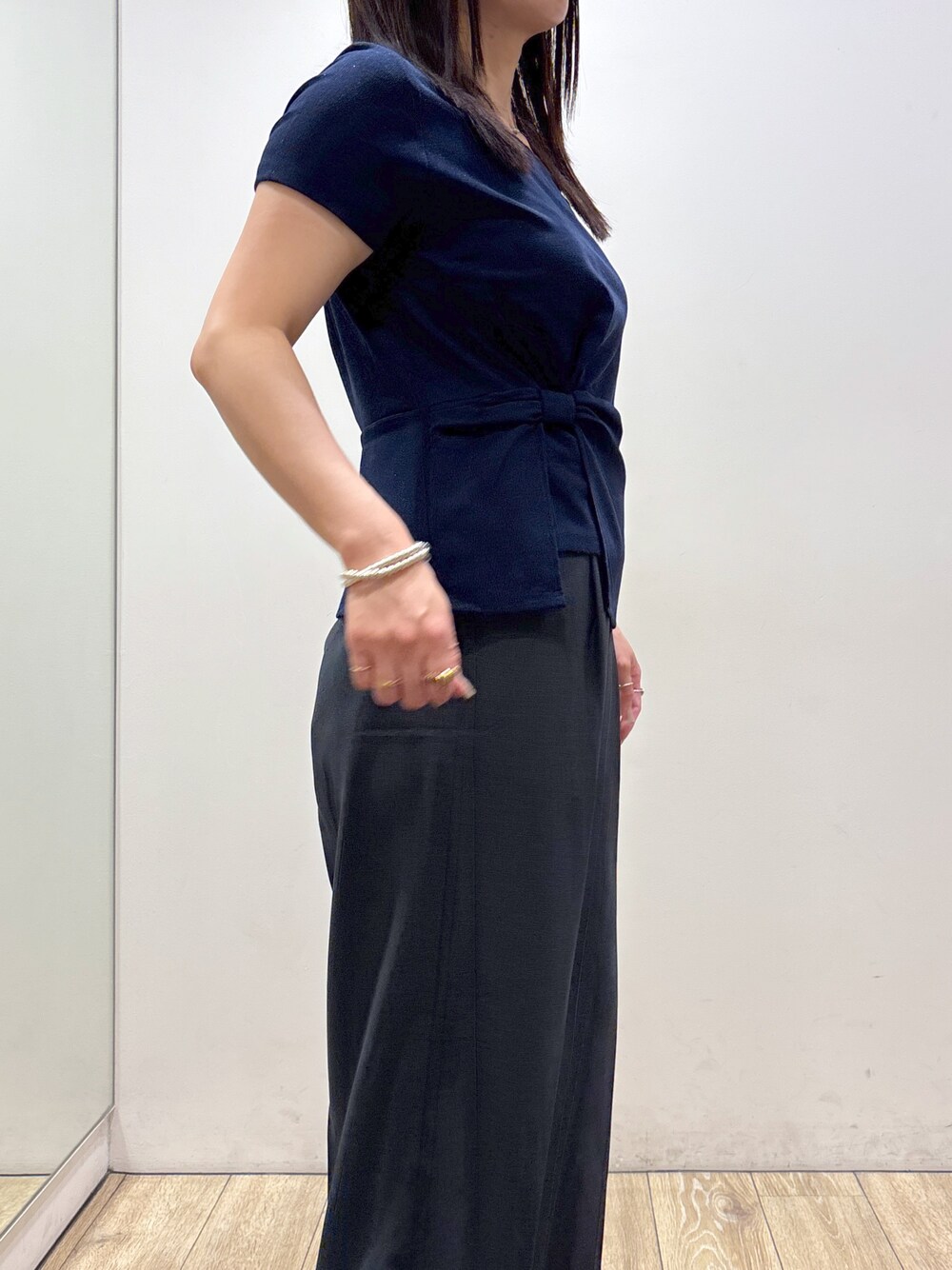ブルー系のTシャツ/カットソー、ブルー系のその他パンツ、ブラック系のトートバッグを着用したレディースの夏コーディネートの8枚目の写真