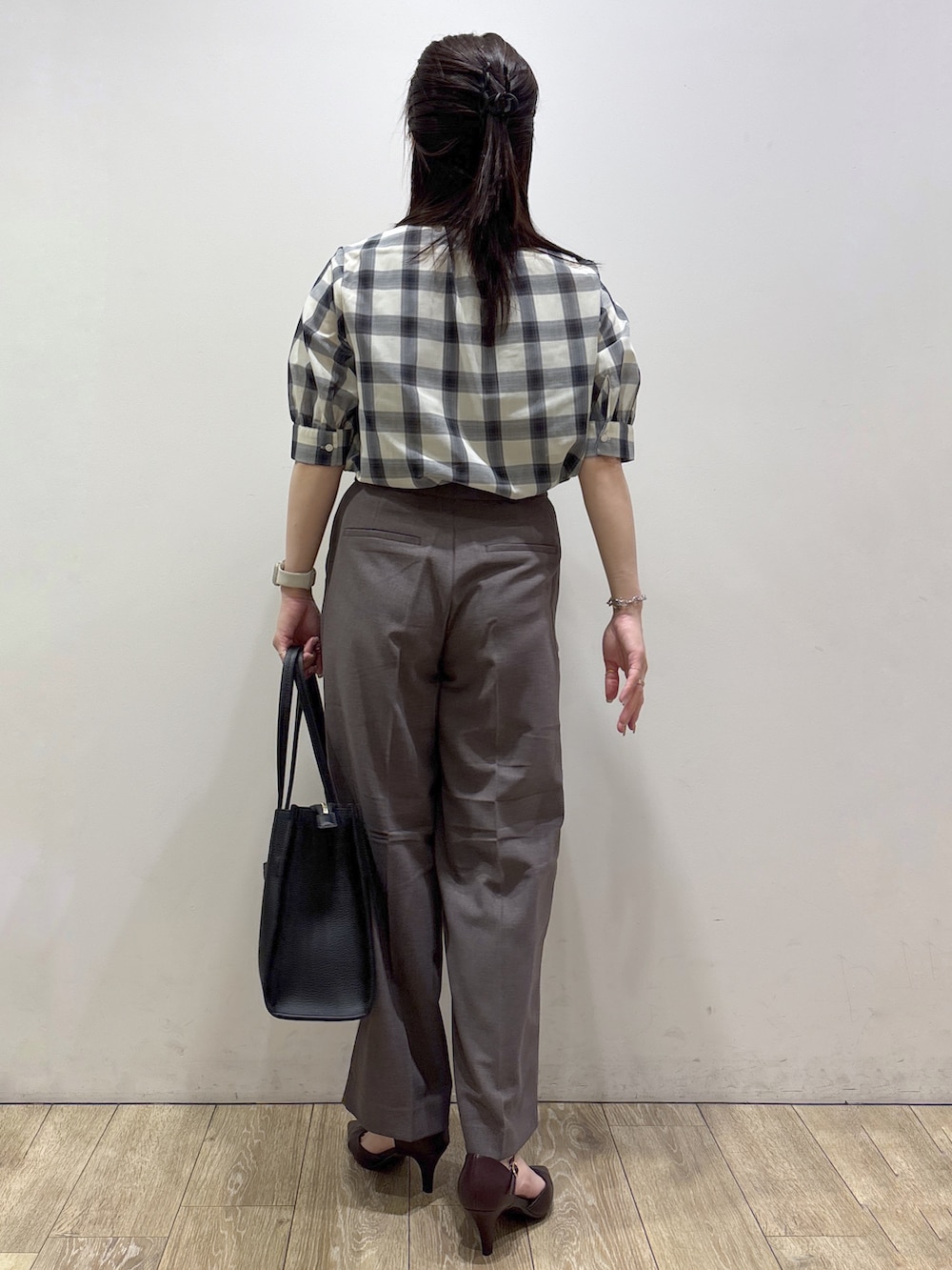 ホワイト系のシャツ/ブラウス、ブラウン系のその他パンツ、ブラック系のトートバッグを着用したレディースの夏コーディネートの3枚目の写真