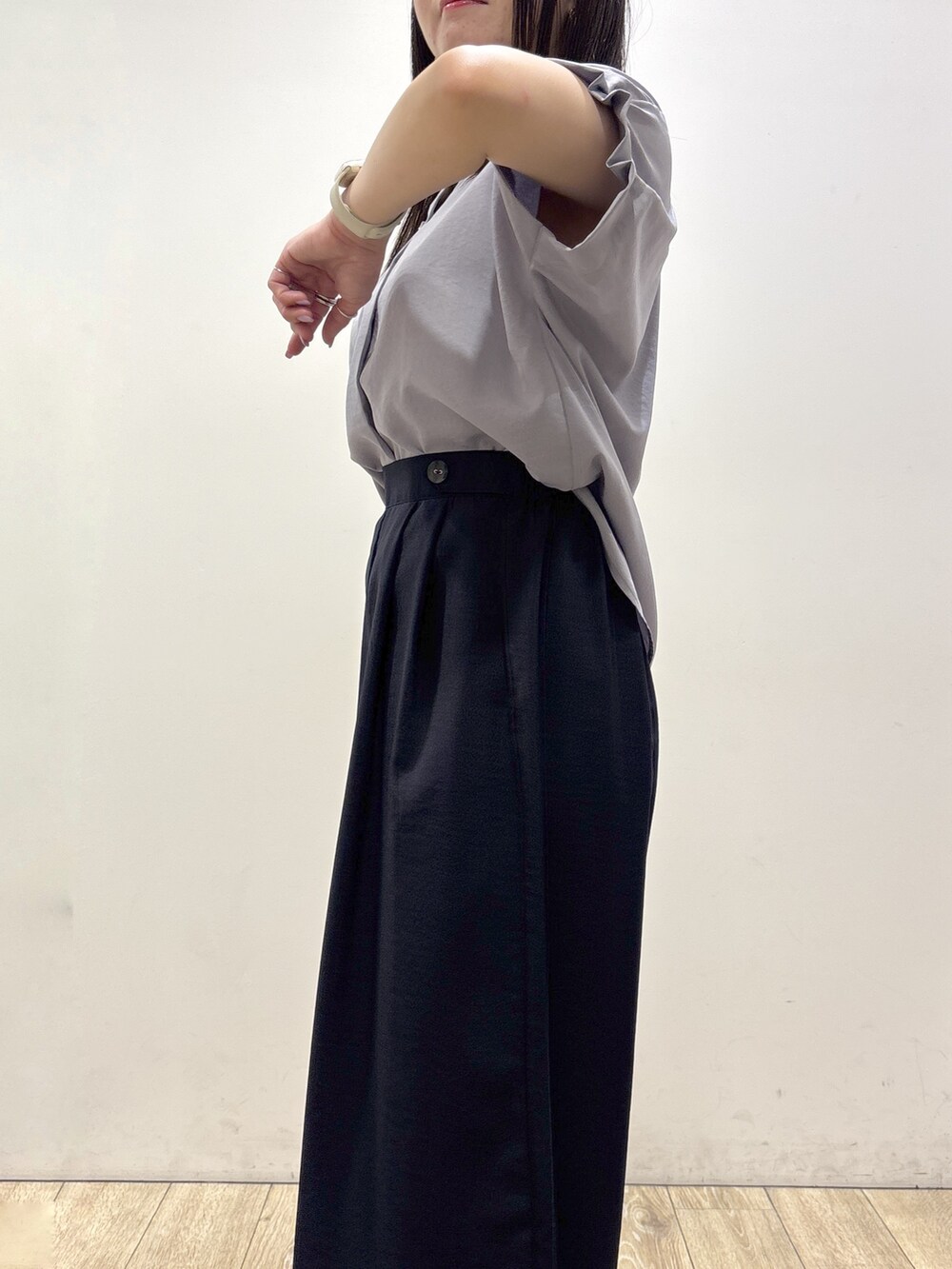 ブルー系のシャツ/ブラウス、ブルー系のその他パンツ、ブラック系のトートバッグを着用したレディースの夏コーディネートの6枚目の写真