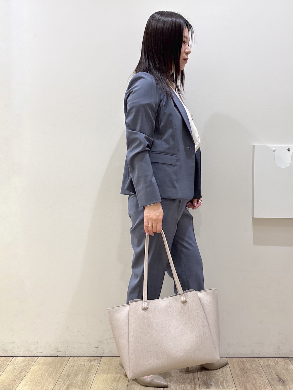 グレー系のテーラードジャケット、ホワイト系のシャツ/ブラウス、グレー系のその他パンツを着用したレディースの夏コーディネートの2枚目の写真