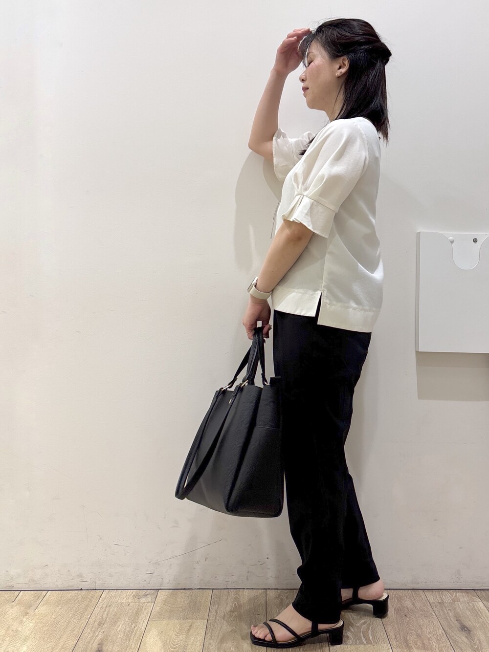 ホワイト系のシャツ/ブラウス、ブラック系のその他パンツ、ブラック系のトートバッグを着用したレディースの春コーディネートの4枚目の写真