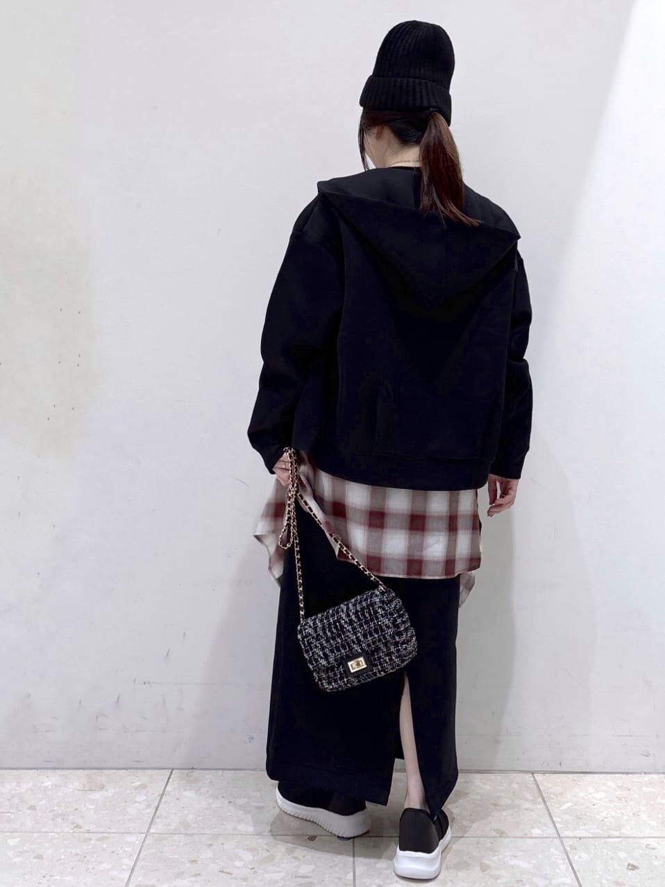 ブラック系のカーディガン/ボレロ、ブラック系のTシャツ/カットソー、レッド系のシャツ/ブラウスを着用したレディースの秋コーディネートの3枚目の写真