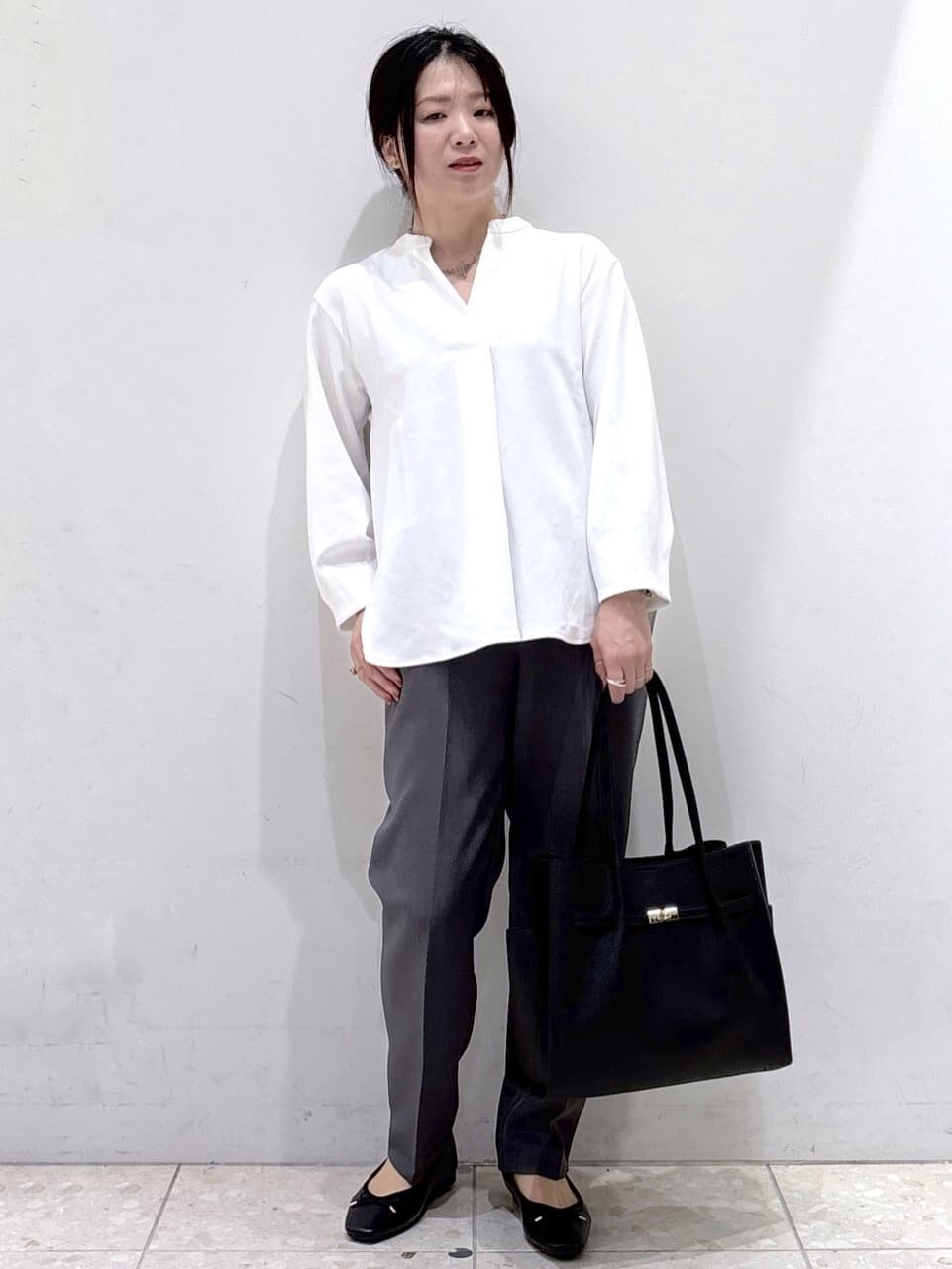 ブラウン系のカーディガン/ボレロ、ホワイト系のTシャツ/カットソー、グレー系のその他パンツを着用したレディースの秋コーディネートの7枚目の写真