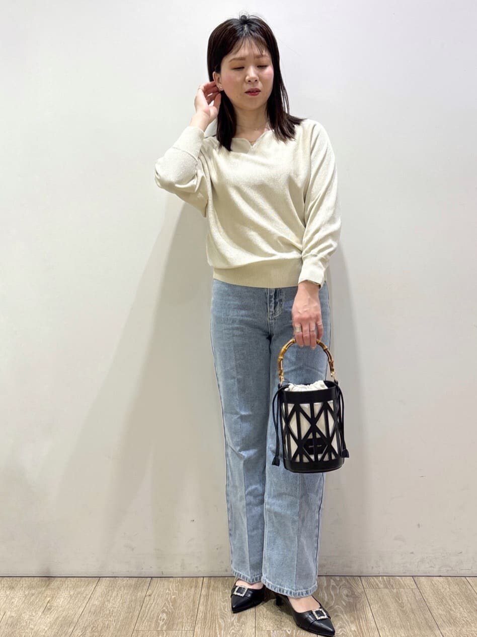 ブルー系のその他パンツ、グレー系のスラックス、ブラック系のパンプスを着用したレディースの春コーディネートの5枚目の写真