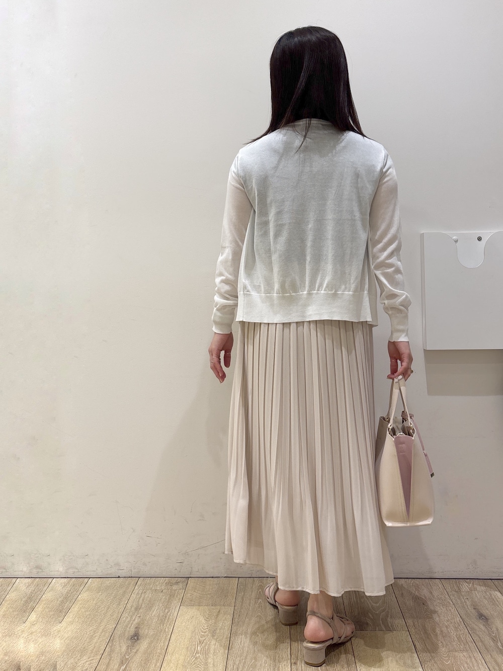 ベージュ系のワンピース、ベージュ系のスカート、ベージュ系のトートバッグを着用したレディースの春コーディネートの3枚目の写真