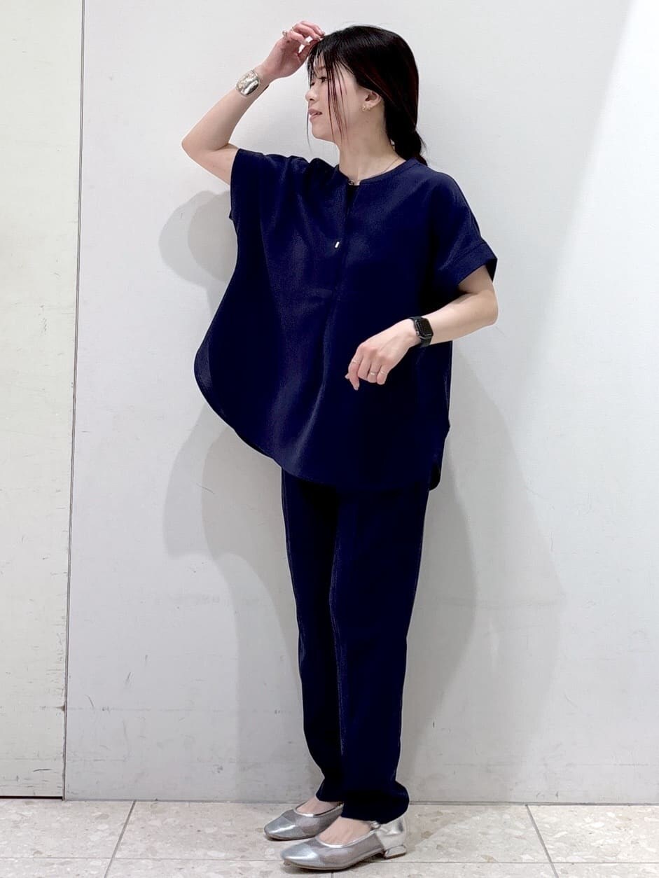 ブルー系のシャツ/ブラウス、ホワイト系のカーディガン/ボレロ、ブルー系のその他パンツを着用したレディースの春コーディネートの7枚目の写真